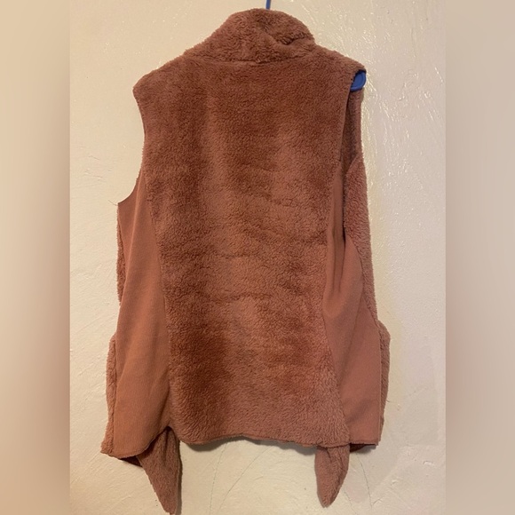 Knox Rose fluffy vest - Picture 2 of 2